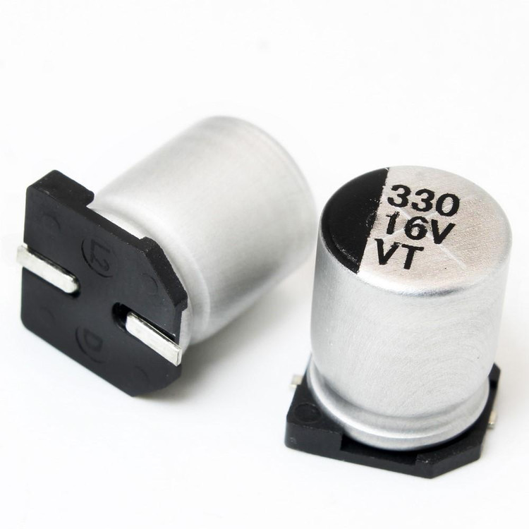 خازن الکترولیتی SMD 330uF 16V سایز 8x10.5mm - نمای نزدیک از خازن استوانهای آلومینیومی با مارکینگ ظرفیت و ولتاژ