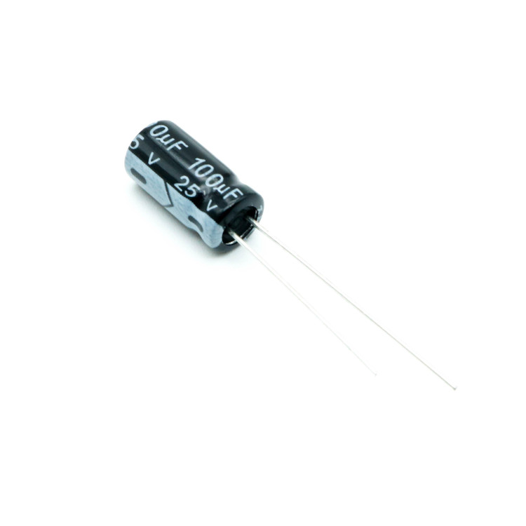 خازن الکترولیتی 100uF 25V DIP - تصویر اصلی با پایههای بلند و بدنه آلومینیومی
